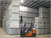 IBC空桶以堆高機搬運時，最高可堆疊2～5層