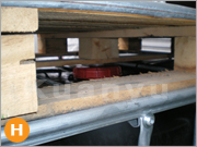 底座為鍍鋅鋼板材質，有木製、鐵製材質兩種(插口高度約7cm)